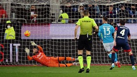 FOTO: Napoli Buang Peluang Kudeta Milan