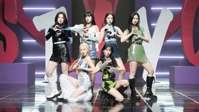 STAYC merilis YOUNG-LUV.COM, mini album kedua yang berisikan pesan berlari ke arah penggemar tanpa rasa takut dan tidak peduli perkataan orang lain.