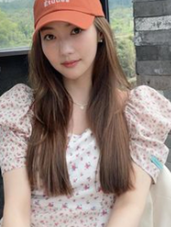 Berencana staycation di Bali atau daerah lainnya? Jangan lupa bawa dress floral model vintage kamu buat foto OOTD ala Park Min Young ini, ya! / foto: instagram.com/rachel_mypark