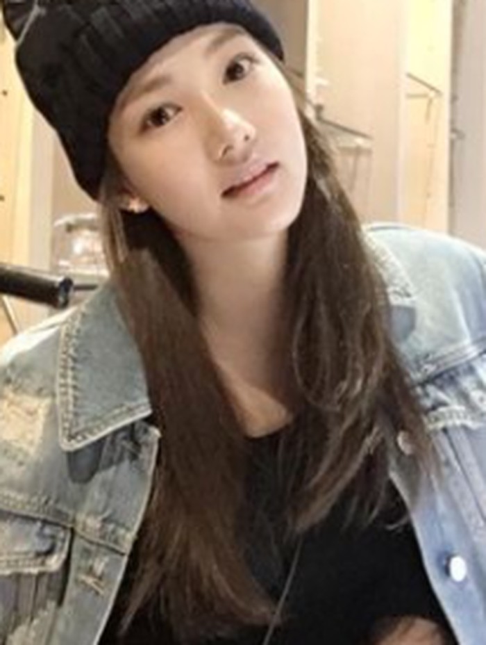 T-shirt hitam dan jaket demin memang pas dipakai untuk nongkrong di kafe bareng teman lama. Dengan beanie hat sebagai aksesories membuat tampilan kamu jadi lebih stylish./ foto: instagram.com/rachel_mypark