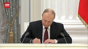 VIDEO: Putin Tandatangani Dekret Kemerdekaan Donetski Dan Luhanks