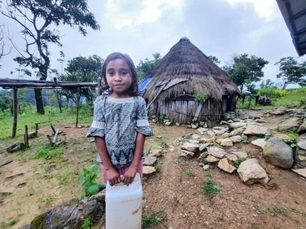Prihatin! Anak-anak Lelogama NTT Harus Jalan Kaki 4 Km untuk Cari Air Bersih