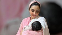 <p>Seperti Krisdayanti, Ashanty juga tengah diselimuti kebahagiaan. Ia menyambut kelahiran cucu pertama dari anak sambungnya, Aurel Hermansyah. (Foto: Instagram @ashanty_ash)</p>