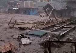 Banjir Bandang di Garut, Jembatan Penghubung Kampung Dikabarkan Rusak