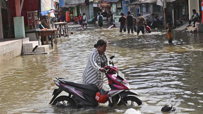 BPBD DKI Jakarta meminta masyarakat untuk mewaspadai potensi banjir rob di wilayah pesisir Jakarta pada 22 hingga 28 November mendatang.