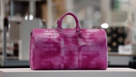 Kencingi Tas LV Pacarnya, Pria Korea Didenda Rp16,8 Juta