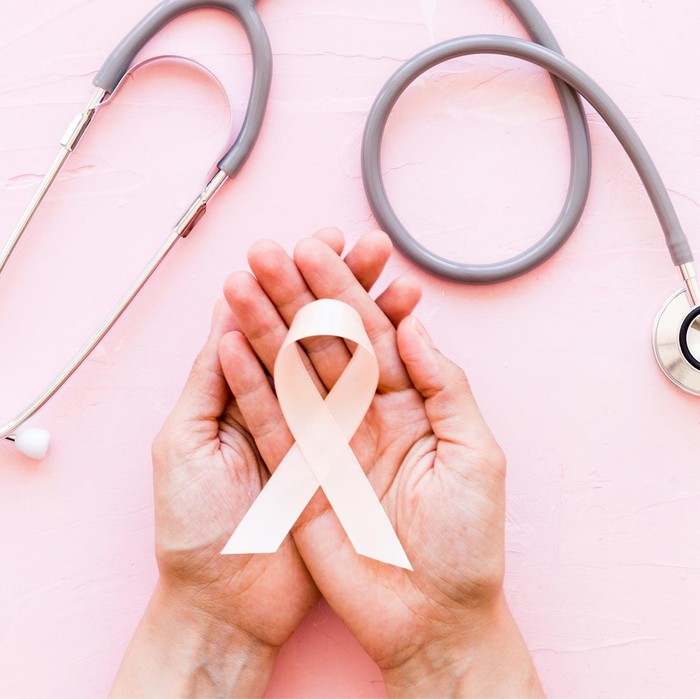 Penularan virus HPV tidak hanya terjadi melalui hubungan seksual, namun juga keberadaan virus tersebut di fasilitas umum dapat meningkatkan risiko kanker serviks.