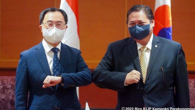 Menko Perekonomian RI Airlangga Hartarto dan Menteri Perdagangan, Industri, dan Energi Korsel Moon Sung Wook menandatangani MoU dalam pertemuan JCEC.