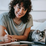 5 Daftar Pekerjaan Sampingan untuk yang Hobi Menulis, Bisa Kumpulkan Cuan Cukup di Rumah Aja!