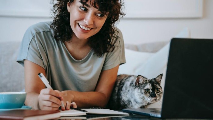 5 Daftar Pekerjaan Sampingan untuk yang Hobi Menulis, Bisa Kumpulkan Cuan Cukup di Rumah Aja!