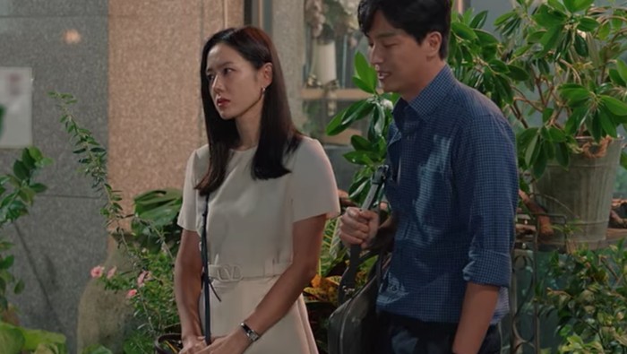 Serba Valentino, Simak Gaya Modis dan Mewah Son Ye Jin di Thirty Nine