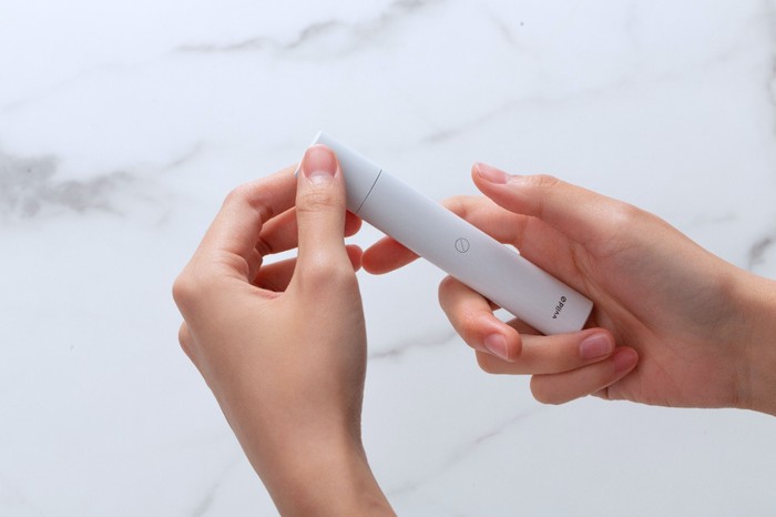 Ilustrasi vape atau rokok elektrik yang memberikan efek samping pada perempuan.