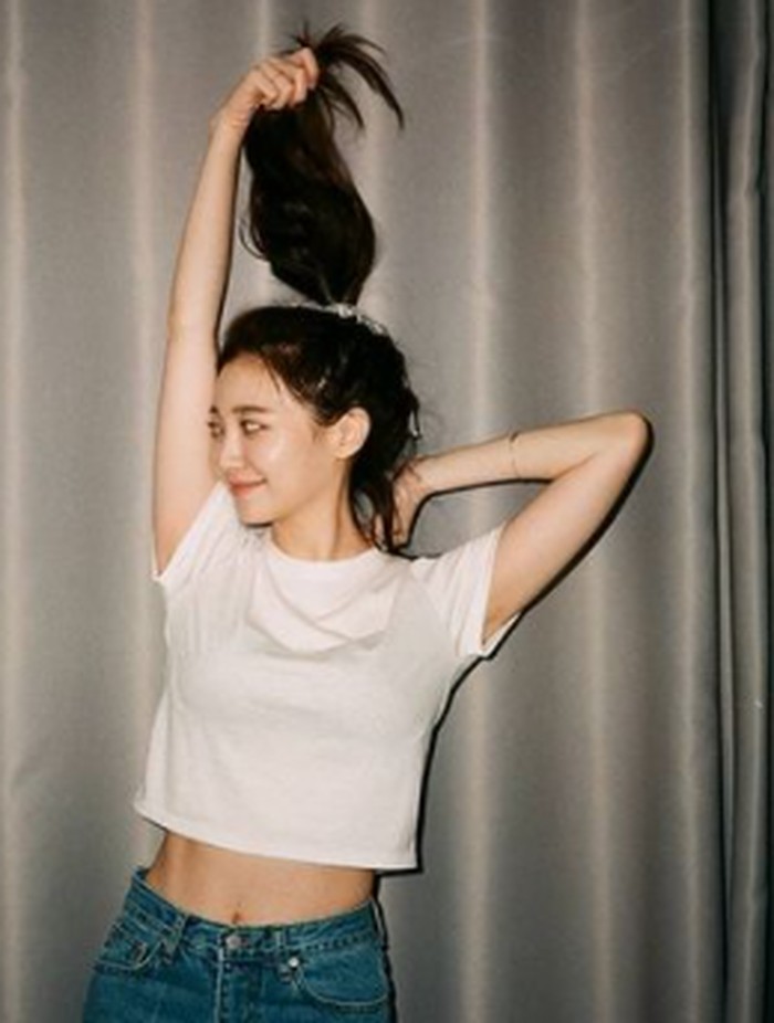 Karier aktingnya dimulai setelah dua tahun ia debut sebagai idol K-Pop. Yura pertama kali membintangi drama Secret Angel sebagai Yubin./ foto: intagram.com/yura_936