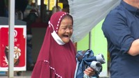 Perjuangan Mak Amih, Nenek Penjual Comro Hidupi 2 Cucu