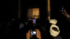 FOTO: Menanti Fajar saat Ulang Tahun Firaun di Kuil Ramses II