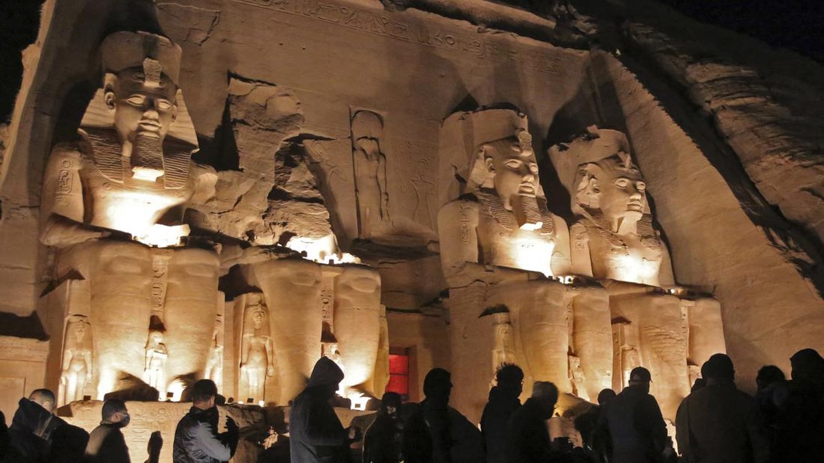 FOTO: Menanti Fajar saat Ulang Tahun Firaun di Kuil Ramses II