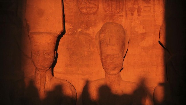FOTO: Menanti Fajar saat Ulang Tahun Firaun di Kuil Ramses II