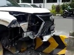 Mobil Lexus Tabrak Separator Busway Depan DPR, Ada Korban Luka
