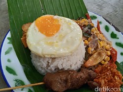 Sajian Nasi Peda Pelangi dan Cumi Hitam yang Bikin Ketagihan