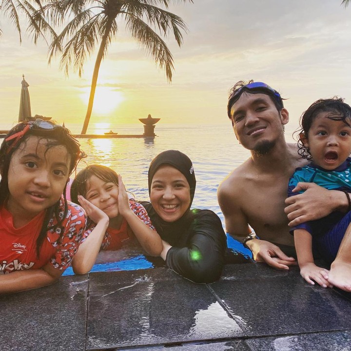 <p>Dalam pernikahannya dengan Deddy Mahendra Desta, Natasha Rizky kini sudah menjadi bunda dari tiga orang anak, Bunda. (Foto: Instagram @natasharizkynew)<br /><br /><br /></p>