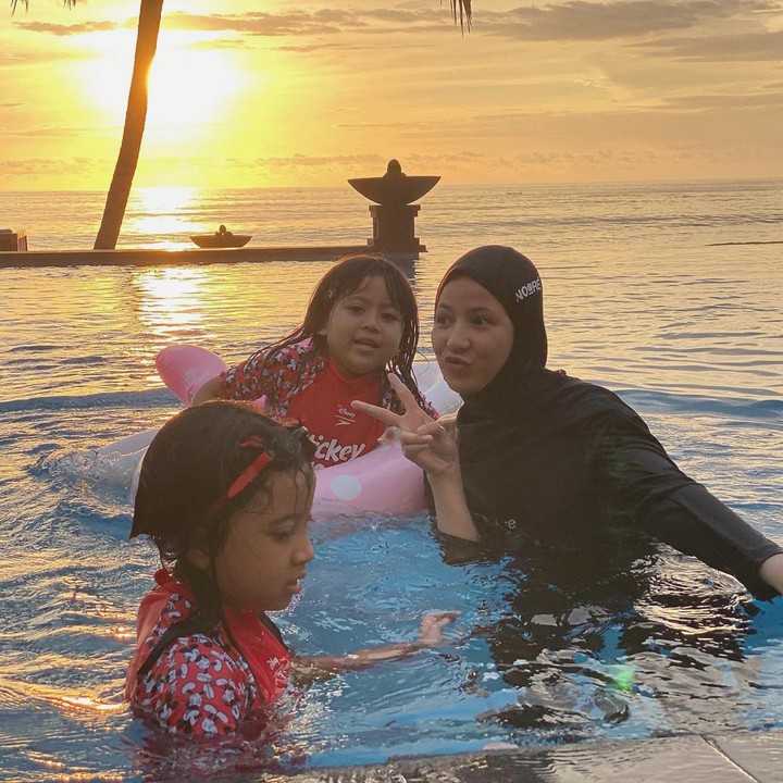 <p>Seru ya, Bunda. Kita doakan semoga keluarga Natasha dan Desta selalu diberi kesehatan dan kebahagiaan, ya. (Foto: Instagram @natasharizkynew)</p>