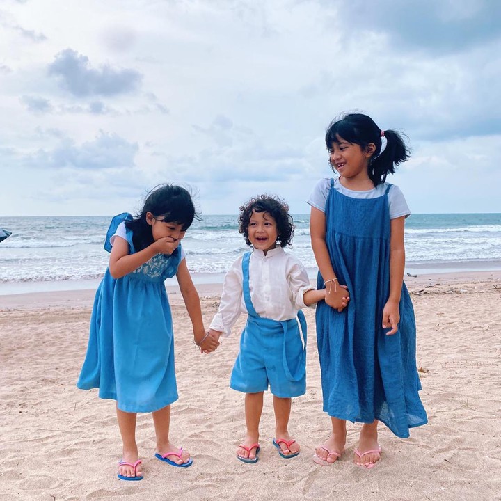 <p>Anak-anak mereka diberi nama Megumi Arrawda Sachi, Mishka Arrawfa Najma, dan Miguel Arrawsya Janied. (Foto: Instagram @natasharizkynew)<br /><br /><br /></p>