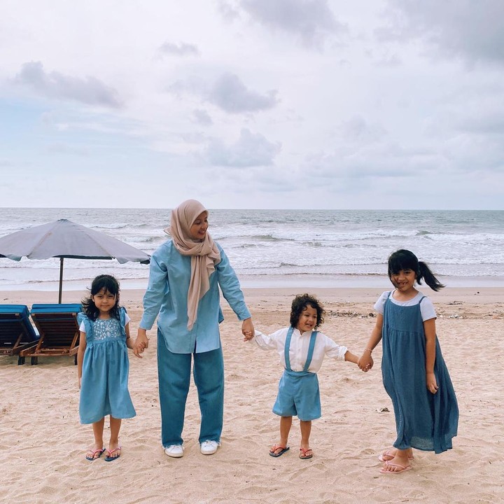 <p>Sebagai bunda dari tiga orang anak, Natasha masih terlihat awet muda. (Foto: Instagram @natasharizkynew)<br /><br /><br /></p>
