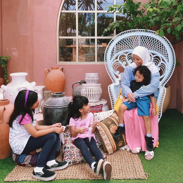 <p>Bahkan, tak jarang ia terlihat seperti sosok kakak ketika berkumpul dengan anak-anaknya. (Foto: Instagram @natasharizkynew)<br /><br /><br /></p>