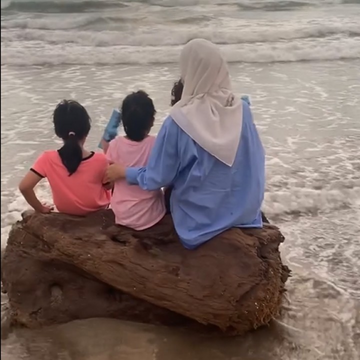<p>Nathasa Rizky juga tampak senang jalan-jalan atau menghabiskan waktu di luar rumah. Dan ternyata, anaknya kerap ikut serta bersama dirinya, lho. (Foto: Instagram @natasharizkynew)<br /><br /><br /></p>