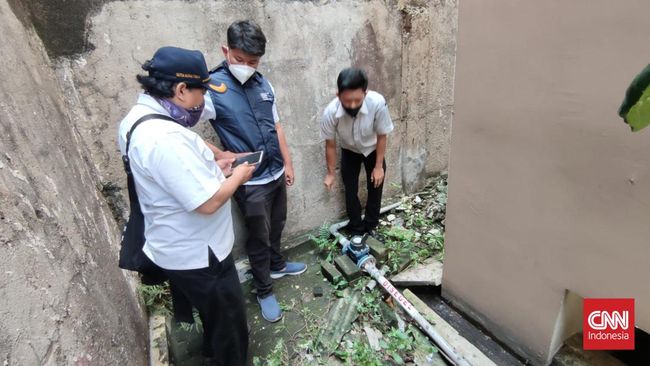 Gedung-gedung di Jakarta kerap bersiasat membuat sumur ilegal dan/ atau memanipulasi meteran air untuk mengakali pendataan penggunaan air tanah.