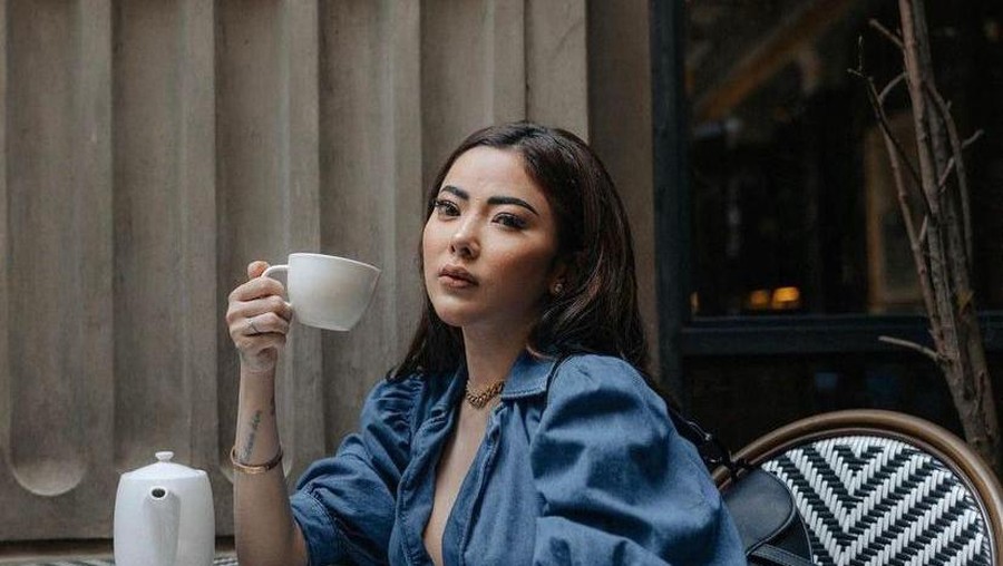 Pose Ayu Aulia, Model Cantik Saat Makan dengan Hotman Paris hingga Zikri Daulay