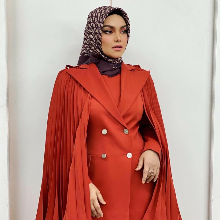 <p>Penyanyi Siti Nurhaliza sudah memiliki cucu dari anak sambungnya, Asyraf Khalid. Suami artis Tya Arifin itu dikaruniai dua anak, yaitu Arif Jiwa dan Azzahra Jiwa Asyraf. (Foto: Instagram @ctdk)</p>