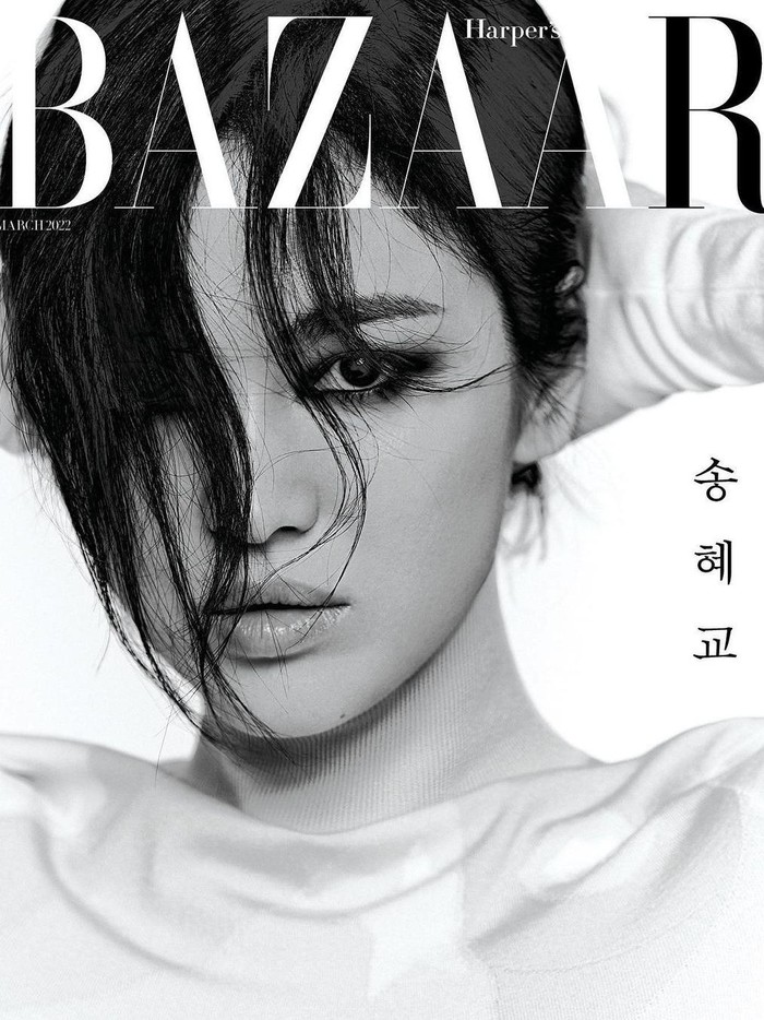 Dalam foto close-up dengan nuansa monokrom ini, Song Hye Kyo memamerkan figur wajahnya yang 'tegas' dengan riasan makeup bold. Mulai dari bentuk alis, riasan mata smokey, dan overlined lips./ Foto: Kim Hee June