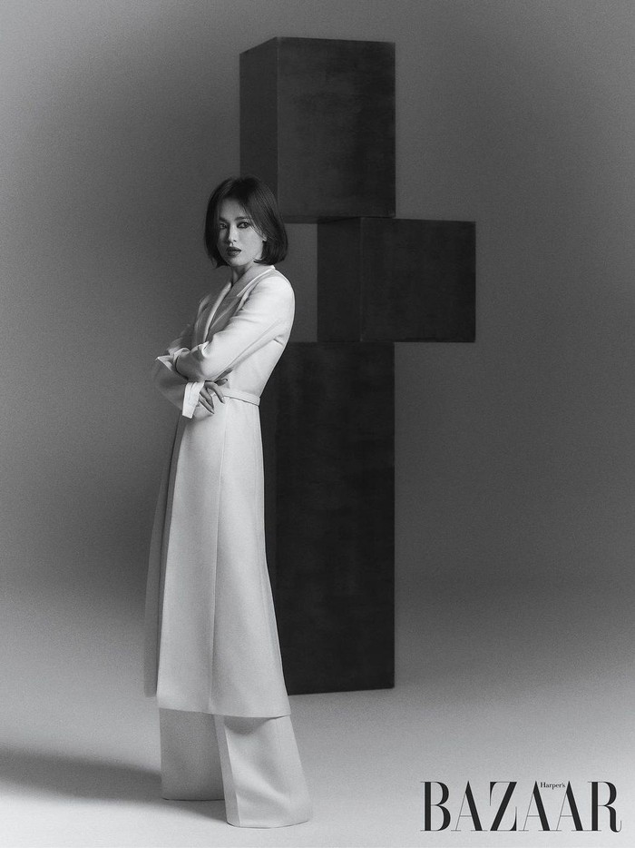 Masih dalam nuansa monokrom, Song Hye Kyo kembali memancarkan aura yang kuat dalam balutan setelan formal, wide leg pants dan long blazer yang cocok dengan potongan rambut pendeknya./ Foto: Kim Hee June