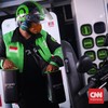 Pengemudi ojek online mengganti baterai sepeda motor listrik di Swapping Station SPBU Kuningan, Jakarta Selatan, Rabu (23/2/2022). CNN Indonesia/Adi Maulana Ibrahim