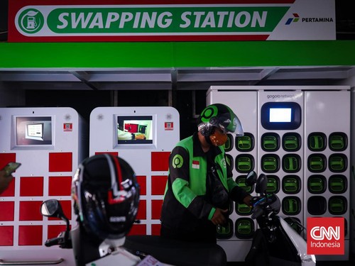 Pengemudi ojek online mengganti baterai sepeda motor listrik di Swapping Station SPBU Kuningan, Jakarta Selatan, Rabu (23/2/2022). CNN Indonesia/Adi Maulana Ibrahim