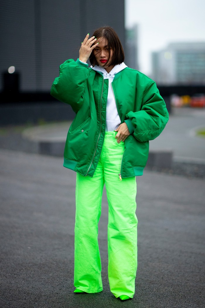 Hijau masih menjadi warna yang trending di dunia fashion. Padanan rona gelap dan neon memberi energi tersendiri pada gaya kasual. Foto: IMAXtree