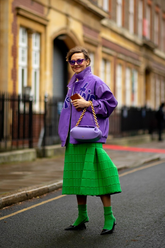 Kombinasi warna hijau dan ungu menampilkan gaya feminin yang quirky. Foto: IMAXtree