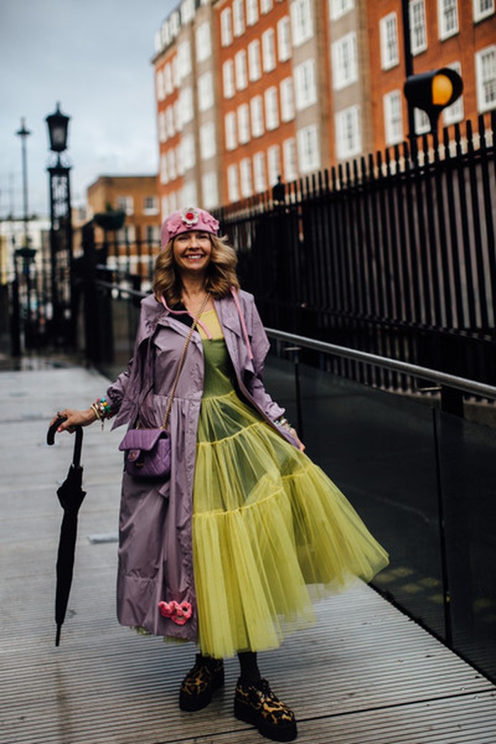 Serving vintage bohemian style, kombinasi tulle dress dengan coat serta turban jadi cara unik lain untuk tamil playful. Foto: IMAXtree