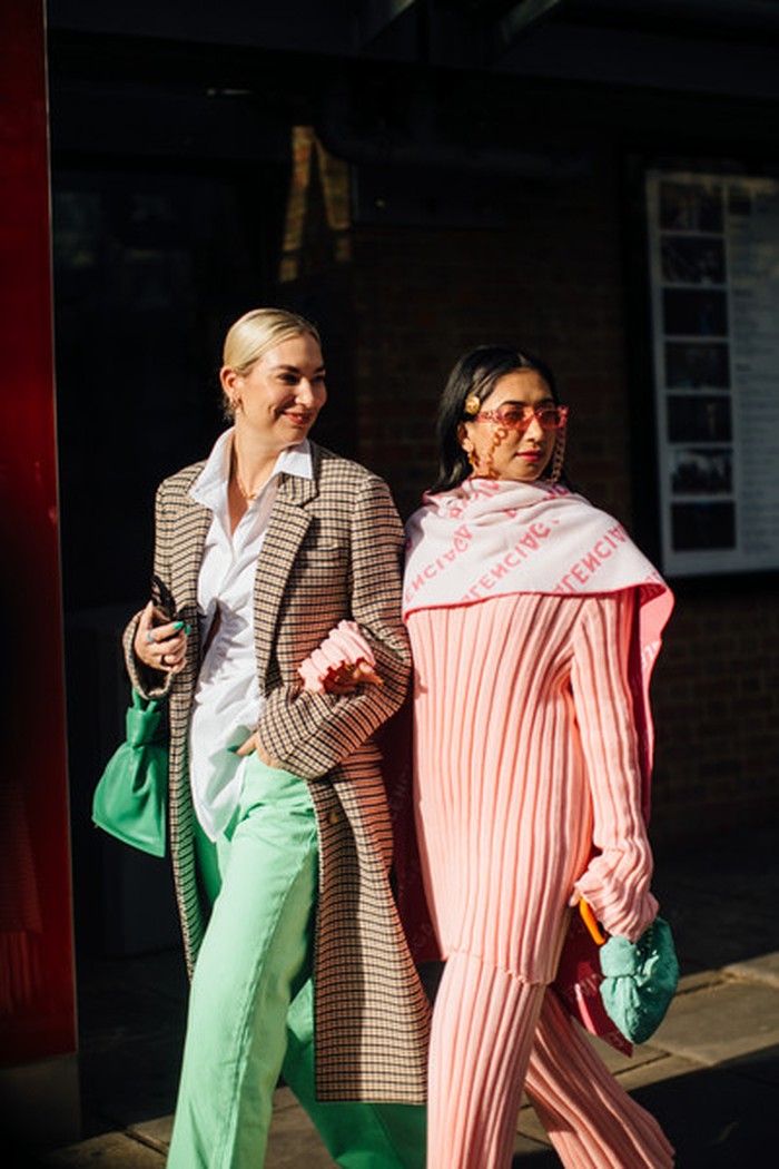 The best combo of the season? Ketika tailoring coat dikenakan dengan busana berwarna pastel. Serta sentuhan logomania pada busana bernuansa peach. Foto: livingly.com/IMAXtree