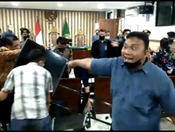 Tak Puas Putusan Hakim, Keluarga Korban Ngamuk di PN Purwakarta