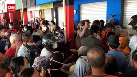 VIDEO: Warga Kota Blitar Rela Berdesakan Demi 2 Liter Minyak Goreng