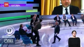 VIDEO: Momen Baku Hantam di Talk Show Bahas Invasi Rusia