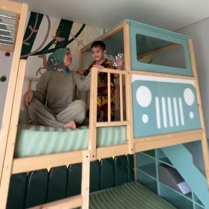 <p>Tya memilih warna hijau toska untuk kamar dua jagoannya nih. Untuk kasur tidur, dia membuatnya bertingkat. (Foto: Instagram @tya_ariestya)</p>