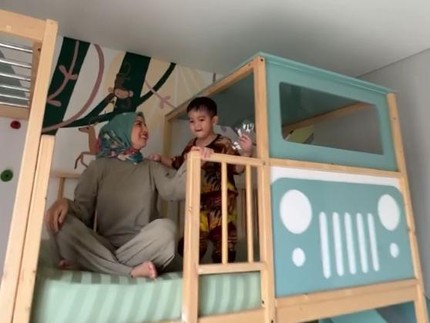 7 Potret Kamar Anak Tya Ariestya, Mirip Taman Bermain Ada Mini Wall Climbing