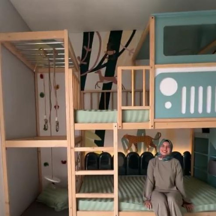 <p>Artis Tya Ariestya baru saja selesai mendekorasi kamar untuk dua putranya, Kanaka dan Kalundra. Kamar seluas 3 x 3,5 meter ini berhasil diubah menjadi ruangan yang keren lho, Bunda. (Foto: Instagram @tya_ariestya)</p>
