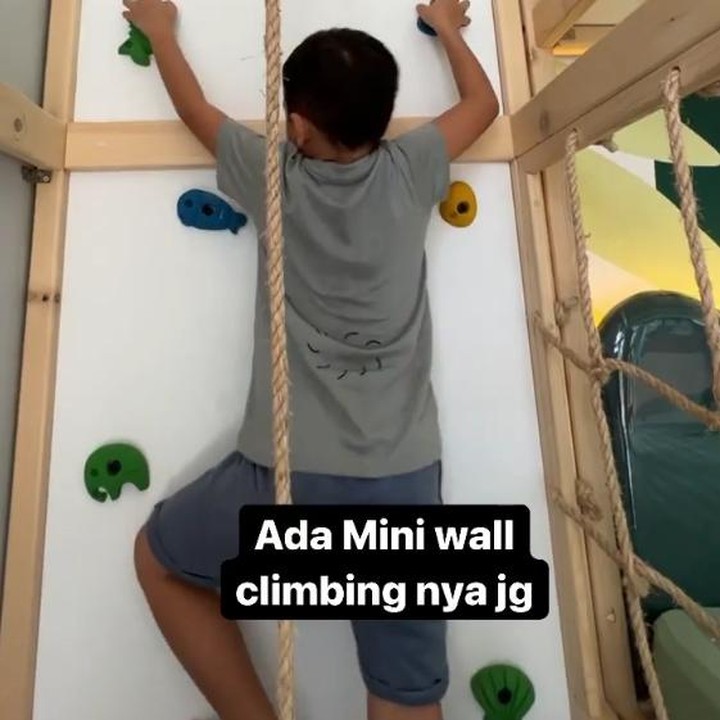 <p>Tak hanya itu, Tya juga membangun mini wall climbing di sebelah tempat tidur anaknya. Mini wall climbing ini dibangun dengan memerhatikan keamanan untuk anak-anaknya. (Foto: Instagram @tya_ariestya)</p>