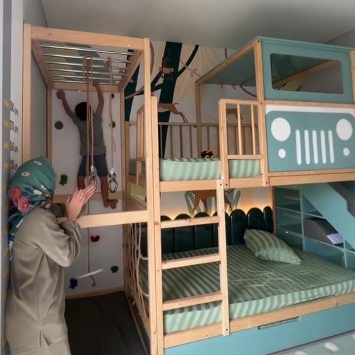 <p>Menurut Tya, dekorasi kamar ini adalah impiannya sejak dulu. Ia pun bahagia karena dua putranya sangat senang dengan suasana kamar baru ini. (Foto: Instagram @tya_ariestya)</p>