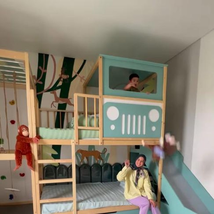 <p>Kamar dua putra Tya bertema animals. Walpaper dinding kamar dipenuhi gambar binatang dan tanaman. (Foto: Instagram @tya_ariestya)</p>
