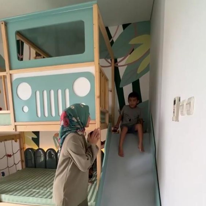 <p>Kamar putra Tya juga dilengkapi berbagai permainan untuk aktivitas fisik. Salah satunya adalah seluncur atau perosotan yang terkoneksi dengan tempat tidur. (Foto: Instagram @tya_ariestya)</p>